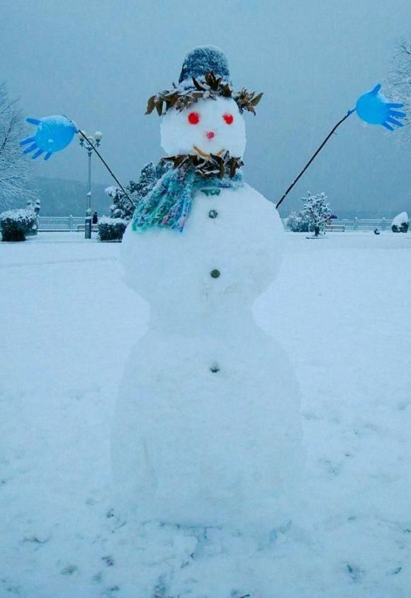 Тернополяни радіють зимі і масово ліплять сніговиків на сайті 20minut.ua Тернополяни радіють зимі і масово ліплять сніговиків, фото №7 на сайті 20minut.ua