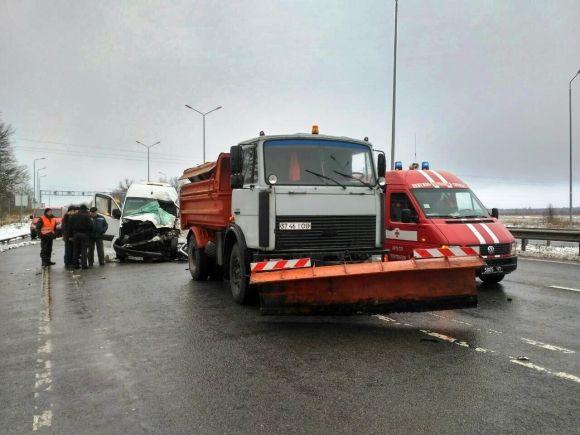 На трасі зіткнулись вантажівка і маршрутка. Наслідки, фото №1 на сайті 20minut.ua