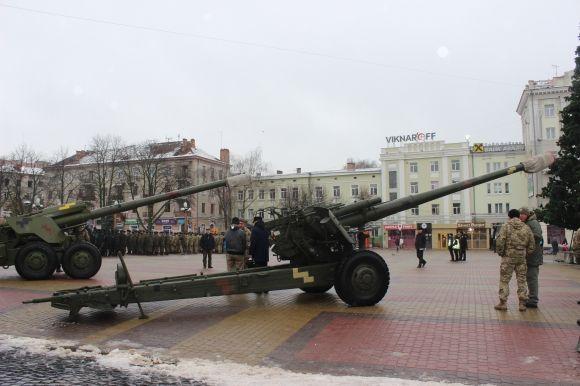 На Театральному майдані військові показали справжні гармати на сайті 20minut.ua На Театральному майдані військові показали справжні гармати, фото №4 на сайті 20minut.ua