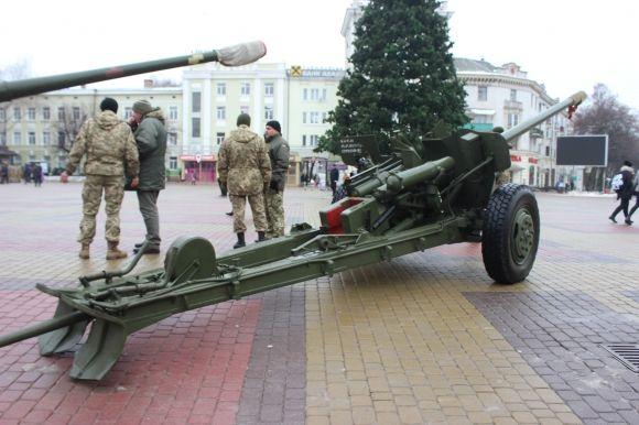 На Театральному майдані військові показали справжні гармати на сайті 20minut.ua На Театральному майдані військові показали справжні гармати, фото №3 на сайті 20minut.ua