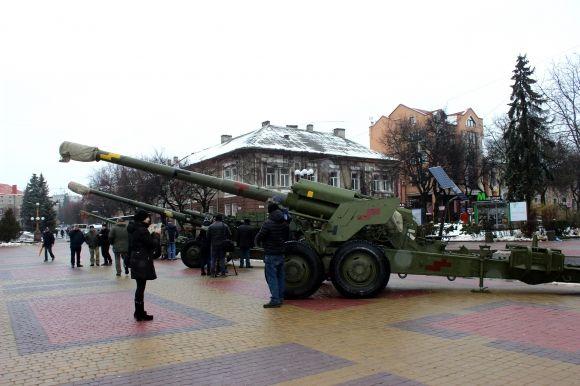 На Театральному майдані військові показали справжні гармати на сайті 20minut.ua На Театральному майдані військові показали справжні гармати, фото №6 на сайті 20minut.ua