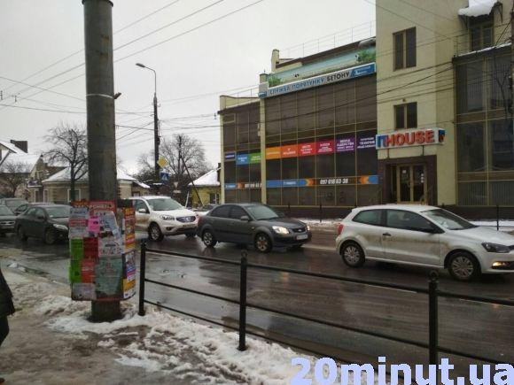 На Бандери затори через аварію: зіткнулись "Жигуль" та маршрутка, фото №1 на сайті 20minut.ua