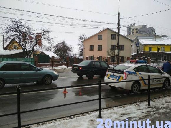 На Бандери затори через аварію: зіткнулись "Жигуль" та маршрутка, фото №2 на сайті 20minut.ua