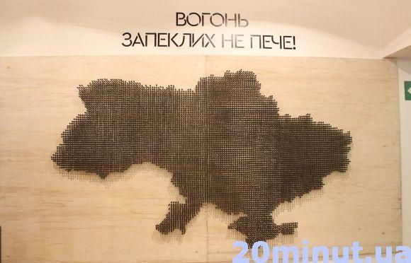 У тернопільській військовій частині встановили інсталяцію, на яку пішло 24 км ниток на сайті 20minut.ua У тернопільській військовій частині встановили інсталяцію, на яку пішло 24 км ниток, фото №1 на сайті 20minut.ua
