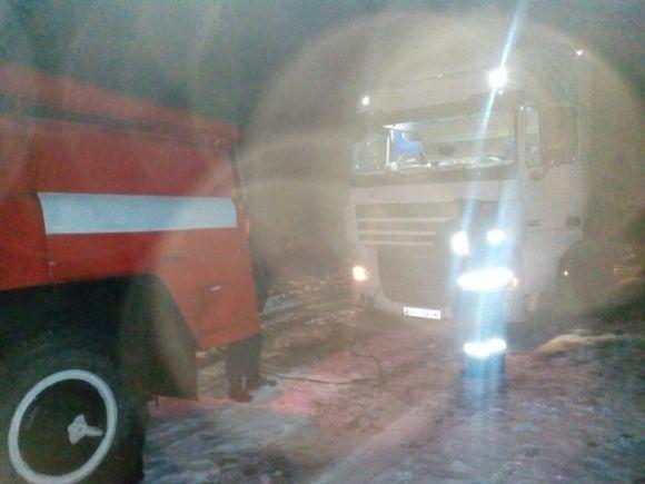 У Чемеровецькому районі вантажівка злетіла у кювет. Авто діставали рятівники, фото №1 на сайті vsim.ua