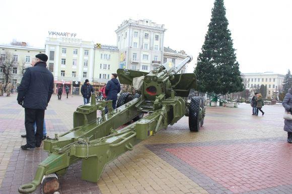 На Театральному майдані військові показали справжні гармати на сайті 20minut.ua На Театральному майдані військові показали справжні гармати, фото №5 на сайті 20minut.ua