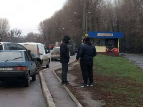 На «Темпі» невідомі в капюшонах не давали людям їхати автостопом, фото №4 на сайті vsim.ua