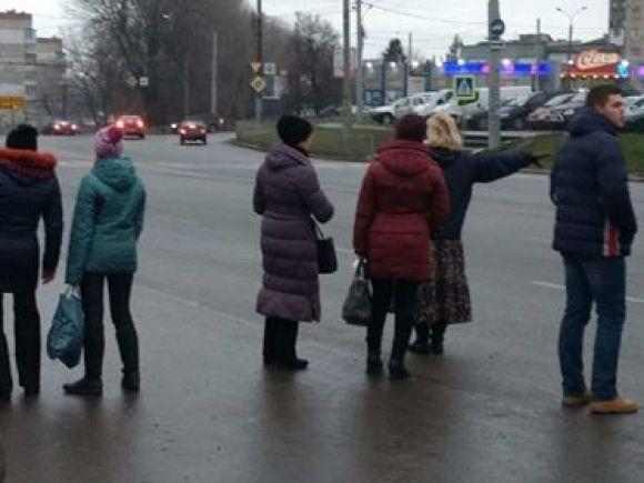 На «Темпі» невідомі в капюшонах не давали людям їхати автостопом, фото №5 на сайті vsim.ua