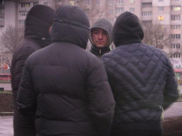 На «Темпі» невідомі в капюшонах не давали людям їхати автостопом, фото №6 на сайті vsim.ua