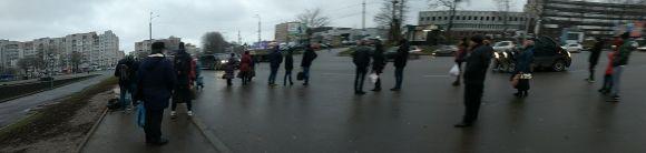 На «Темпі» невідомі в капюшонах не давали людям їхати автостопом, фото №2 на сайті vsim.ua