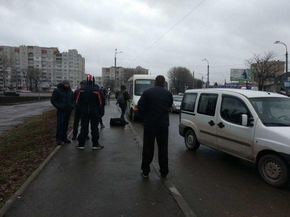 На «Темпі» невідомі в капюшонах не давали людям їхати автостопом, фото №1 на сайті vsim.ua