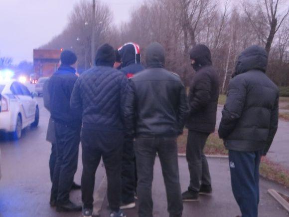 На «Темпі» невідомі в капюшонах не давали людям їхати автостопом, фото №3 на сайті vsim.ua