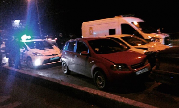 На мосту по Свободи зіткнулись "Renault" і "Chevrolet", фото №1 на сайті vsim.ua