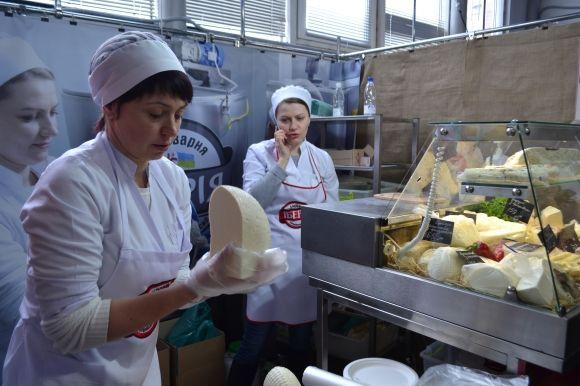 Сир, ковбаска і торти: що і за скільки продають на ярмарку хмельницьких виробників на сайті vsim.ua Сир, ковбаска і торти: що і за скільки продають на ярмарку хмельницьких виробників, фото №21 на сайті vsim.ua