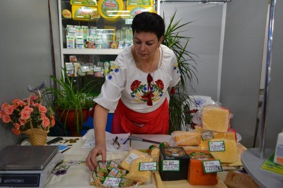 Сир, ковбаска і торти: що і за скільки продають на ярмарку хмельницьких виробників на сайті vsim.ua Сир, ковбаска і торти: що і за скільки продають на ярмарку хмельницьких виробників, фото №16 на сайті vsim.ua