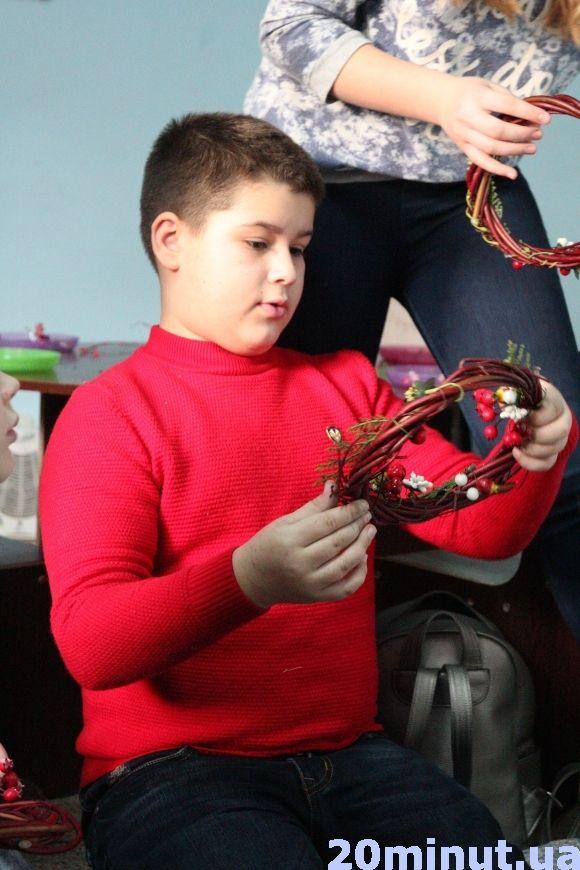 Як зробити різдвяний вінок, вчилися дітки з мамами на сайті 20minut.ua Як зробити різдвяний вінок, вчилися дітки з мамами, фото №3 на сайті 20minut.ua