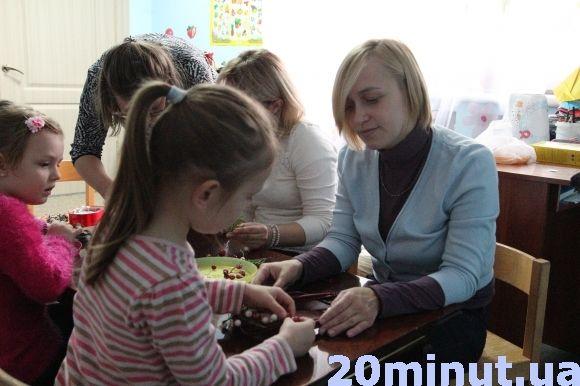 Як зробити різдвяний вінок, вчилися дітки з мамами на сайті 20minut.ua Як зробити різдвяний вінок, вчилися дітки з мамами, фото №1 на сайті 20minut.ua