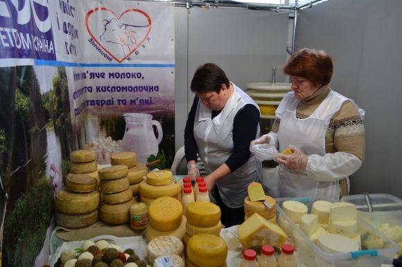 Сир, ковбаска і торти: що і за скільки продають на ярмарку хмельницьких виробників на сайті vsim.ua Сир, ковбаска і торти: що і за скільки продають на ярмарку хмельницьких виробників, фото №5 на сайті vsim.ua