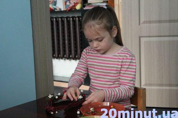 Як зробити різдвяний вінок, вчилися дітки з мамами на сайті 20minut.ua Як зробити різдвяний вінок, вчилися дітки з мамами, фото №2 на сайті 20minut.ua