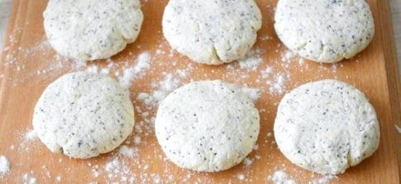 Смачний і швидкий сніданок: як приготувати cирники з маком, фото №2 на сайті vsim.ua