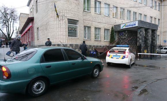 Новини Вінниці - фото з «Прикриття» чи нахабність? Чому поліцейські ховаються від людей за «лівими» номерами «Прикриття» чи нахабність? Чому поліцейські ховаються від людей за «лівими» номерами, фото №7 на сайті 20minut.ua