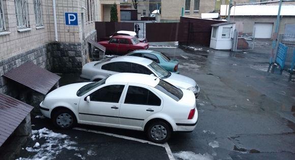 Новини Вінниці - фото з «Прикриття» чи нахабність? Чому поліцейські ховаються від людей за «лівими» номерами «Прикриття» чи нахабність? Чому поліцейські ховаються від людей за «лівими» номерами, фото №8 на сайті 20minut.ua