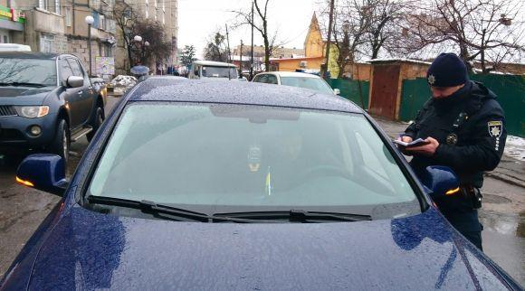 Новини Вінниці - фото з «Прикриття» чи нахабність? Чому поліцейські ховаються від людей за «лівими» номерами «Прикриття» чи нахабність? Чому поліцейські ховаються від людей за «лівими» номерами, фото №2 на сайті 20minut.ua