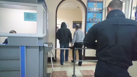 Новини Вінниці - фото з «Прикриття» чи нахабність? Чому поліцейські ховаються від людей за «лівими» номерами «Прикриття» чи нахабність? Чому поліцейські ховаються від людей за «лівими» номерами, фото №9 на сайті 20minut.ua