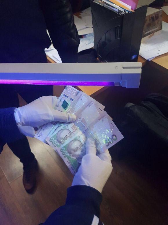 У кабінеті та з грошима в руках: працівник Кам'янець-Подільської райдержадміністрації 