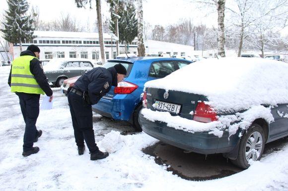 Новини Вінниці - фото з «Прикриття» чи нахабність? Чому поліцейські ховаються від людей за «лівими» номерами «Прикриття» чи нахабність? Чому поліцейські ховаються від людей за «лівими» номерами, фото №12 на сайті 20minut.ua