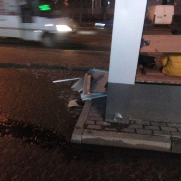 На Зарічанській потрощили нову зупинку громадського транспорту на сайті vsim.ua На Зарічанській потрощили нову зупинку громадського транспорту, фото №2 на сайті vsim.ua