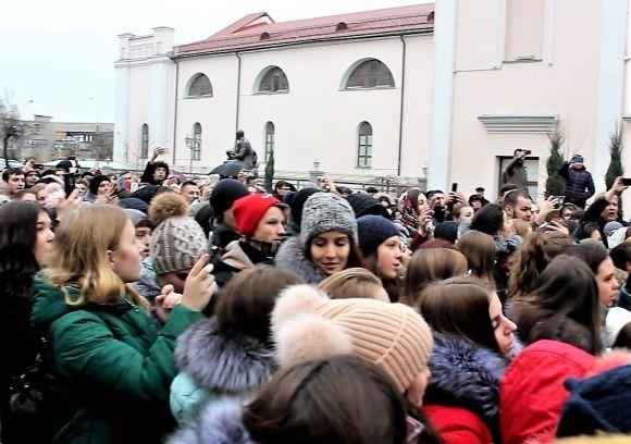 Тисяча людей співали «Щедрик» біля пам’ятника Шевченку, фото №6 на сайті 20minut.ua