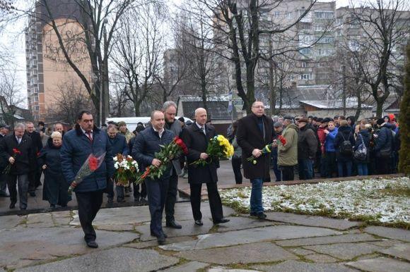 Покладання квітів і мітинг скорботи – у Житомирі вшанували учасників ліквідації наслідків аварії на Чорнобильські АЕС на сайті 20minut.ua Покладання квітів і мітинг скорботи – у Житомирі вшанували учасників ліквідації наслідків аварії на Чорнобильські АЕС, фото №3 на сайті 20minut.ua