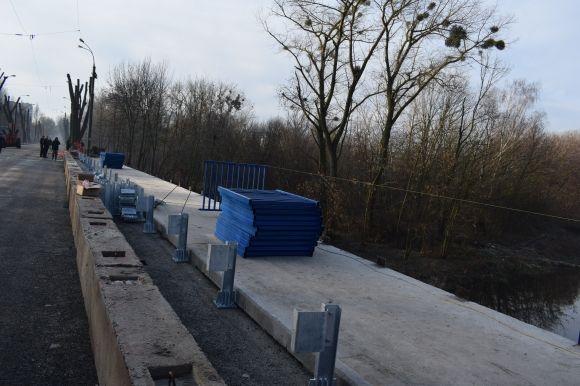 Старокостянтинівський міст готують до відкриття. Коли відновлять рух на сайті vsim.ua Старокостянтинівський міст готують до відкриття. Коли відновлять рух, фото №1 на сайті vsim.ua