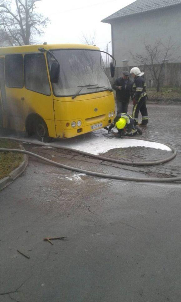 У Кам'янці посеред дороги спалахнув мікроавтобус У Кам'янці посеред дороги спалахнув мікроавтобус