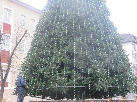 Фото дня: на Проскурівській прикрашають новорічну ялинку і ставлять "живу" арку на сайті vsim.ua Фото дня: на Проскурівській прикрашають новорічну ялинку і ставлять "живу" арку, фото №5 на сайті vsim.ua