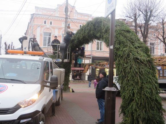Фото дня: на Проскурівській прикрашають новорічну ялинку і ставлять "живу" арку на сайті vsim.ua Фото дня: на Проскурівській прикрашають новорічну ялинку і ставлять "живу" арку, фото №6 на сайті vsim.ua