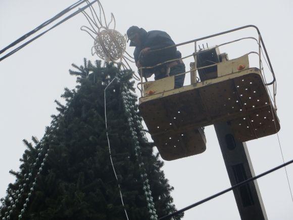 Фото дня: на Проскурівській прикрашають новорічну ялинку і ставлять "живу" арку на сайті vsim.ua Фото дня: на Проскурівській прикрашають новорічну ялинку і ставлять "живу" арку, фото №1 на сайті vsim.ua