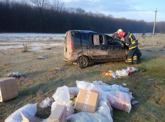 На Дунаєвеччині аварія: авто з двома людьми злетіло з дороги і перекинулося, фото №1 на сайті vsim.ua