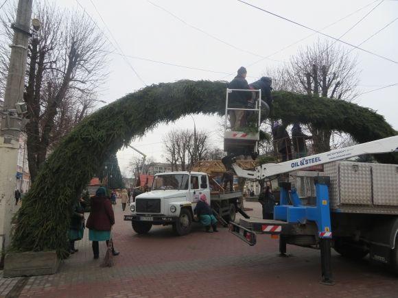 Фото дня: на Проскурівській прикрашають новорічну ялинку і ставлять "живу" арку на сайті vsim.ua Фото дня: на Проскурівській прикрашають новорічну ялинку і ставлять "живу" арку, фото №7 на сайті vsim.ua
