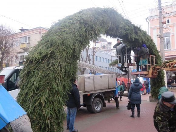 Фото дня: на Проскурівській прикрашають новорічну ялинку і ставлять "живу" арку на сайті vsim.ua Фото дня: на Проскурівській прикрашають новорічну ялинку і ставлять "живу" арку, фото №2 на сайті vsim.ua