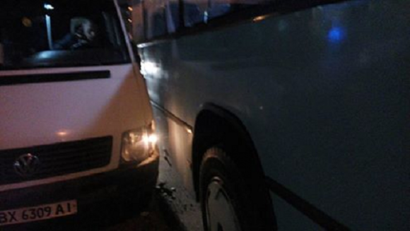 Кам'янецька у заторах через ДТП:  не розминулися міські маршрутка і автобус, фото №1 на сайті vsim.ua