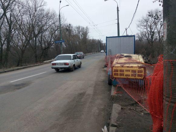 Старокостянтинівський міст частково відкрили для проїзду. Фоторепортаж з місця на сайті vsim.ua Старокостянтинівський міст частково відкрили для проїзду. Фоторепортаж з місця, фото №5 на сайті vsim.ua
