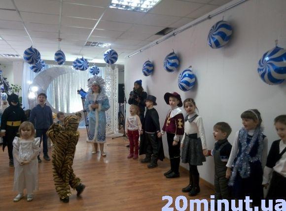 У своїй світлиці кам’янецький Миколай роздавав подарунки дітям, фото №1 на сайті 20minut.ua