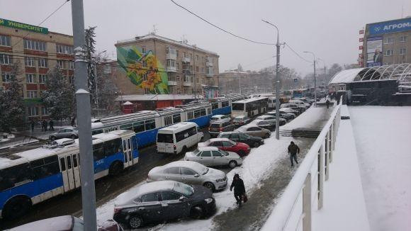 На Коріатовичів «МАЗ» збив електроопору. Як наслідок — величезний затор на Пирогова на сайті 20minut.ua На Коріатовичів «МАЗ» збив електроопору. Як наслідок — величезний затор на Пирогова, фото №5 на сайті 20minut.ua