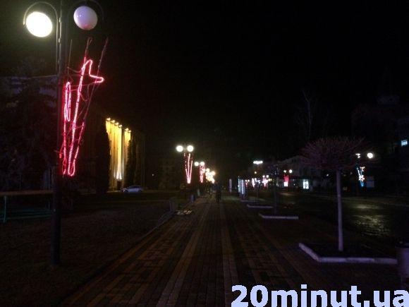 Фото дня: у Кам’янці готуються до новорічно-різдвяних свят на сайті 20minut.ua Фото дня: у Кам’янці готуються до новорічно-різдвяних свят, фото №1 на сайті 20minut.ua