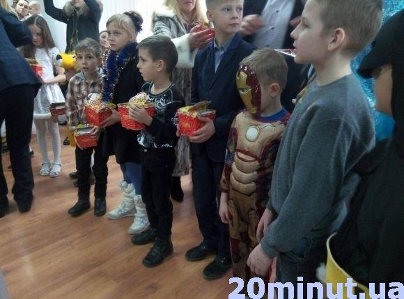 У своїй світлиці кам’янецький Миколай роздавав подарунки дітям, фото №4 на сайті 20minut.ua