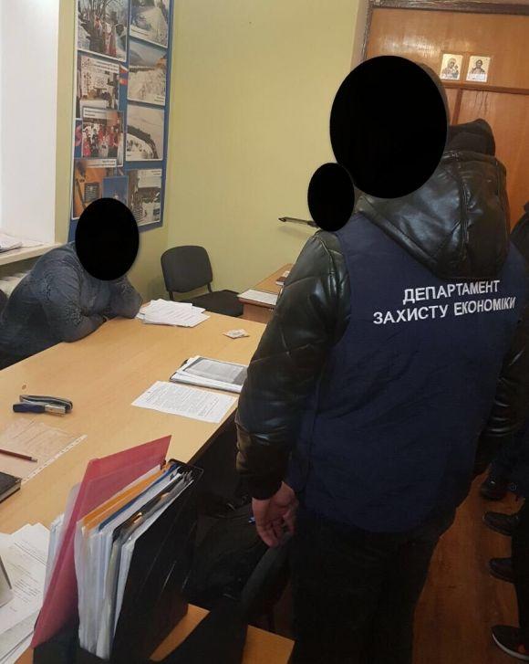 2 тисячі гривень хабаря: посадовця Кам’янець - Подільської райдержадміністрації затримали “на гарячому” (ФОТО), фото №1 на сайті 20minut.ua