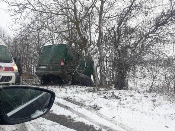 Сніг та ожеледиця цієї доби стали причиною низки ДТП на Вінниччині, фото №1 на сайті 20minut.ua