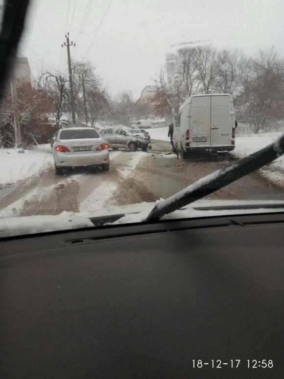 Сніг та ожеледиця цієї доби стали причиною низки ДТП на Вінниччині, фото №4 на сайті 20minut.ua